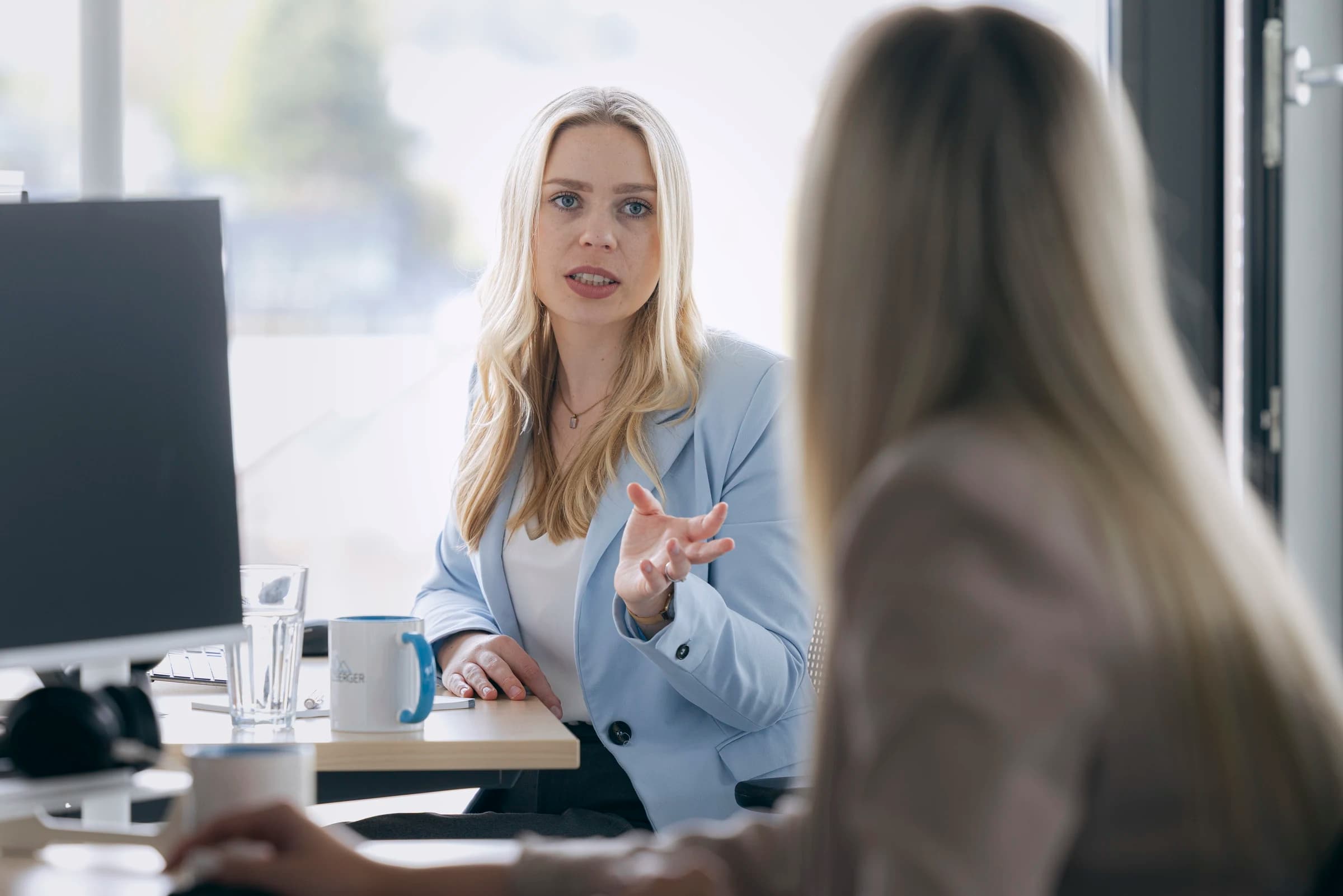 Leonie Feick und Nicole Vogel im Gespräch im Stolzberger Büro